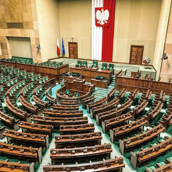 Ile miejsc w Sejmie decyduje o większości parlamentarnej?