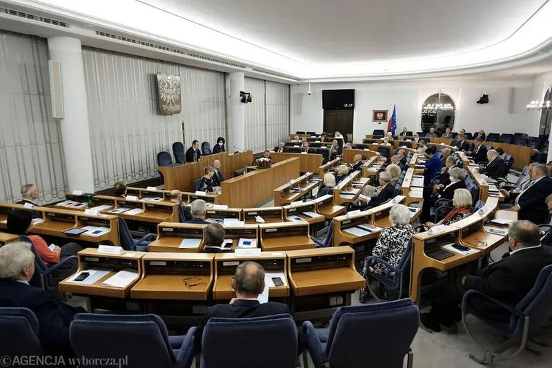 Senat z dużej czy małej litery – jak poprawnie pisać?